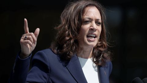 Kamala Harris pide tratar con "dignidad" a los migrantes haitianos.