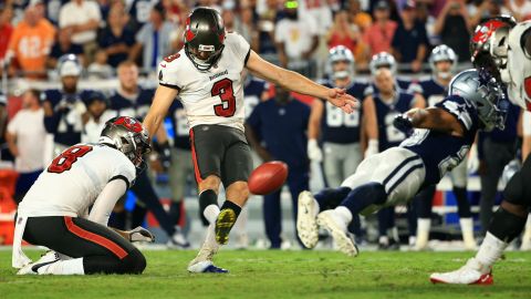 Ryan Succop patea el gol de campo que le dio el cardíaco triunfo a los Buccaneers.