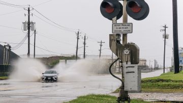 La tormenta tropical Nicholas tiene a Louisiana en alerta por más inundaciones