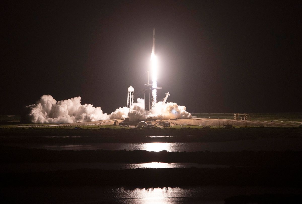 SpaceX Falcon 9 con la cápsula Crew Dragon al momento del despegue. 