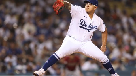 Julio Urías lanzó 5 innings sólidos contra Arizona en la noche del 15 de septiembre.