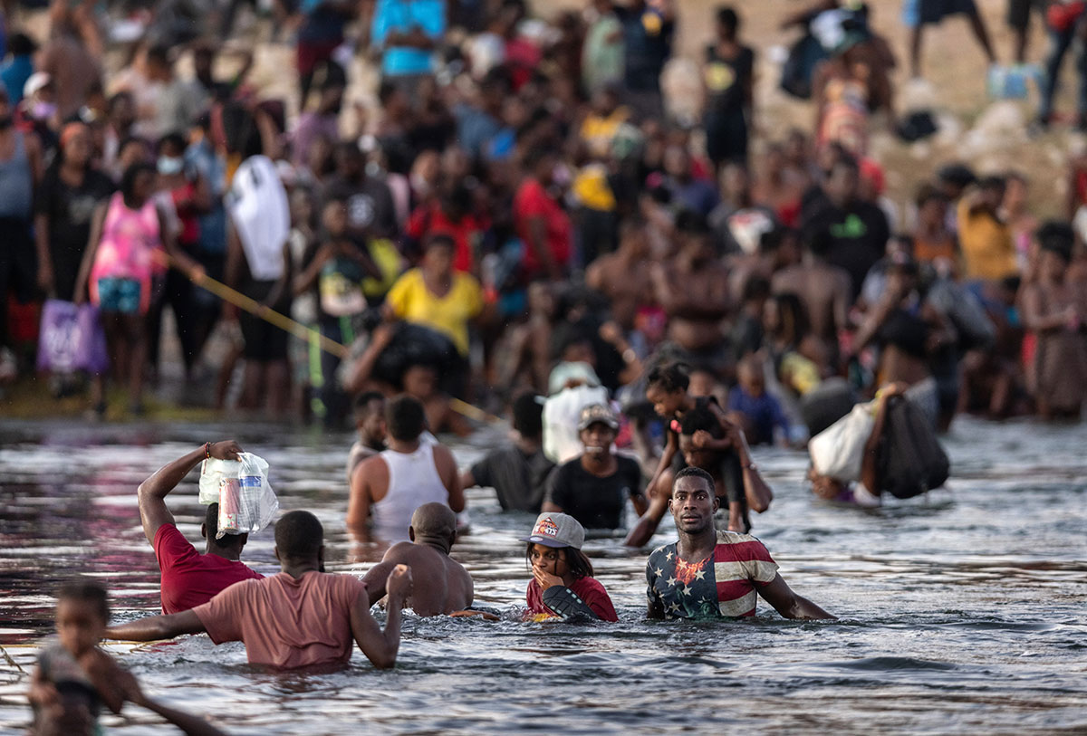 Alejandro Mayorkas visita Del Río en Texas donde se registra cruce masivo de migrantes haitianos.