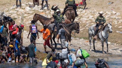 La Casa Blanca lamentó este lunes el presunto uso de látigos por parte de la Patrulla Fronteriza en contra de haitianos en Texas.