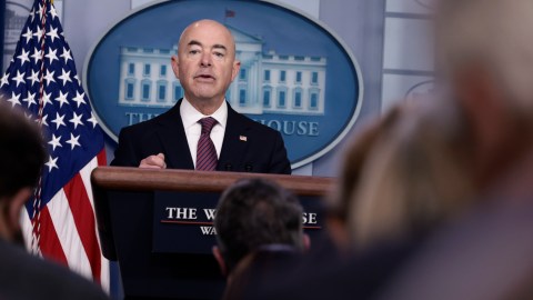 El secretario de Seguridad Nacional, Alejandro Mayorkas, anunció este viernes que ya no hay migrantes haitianos debajo del puente en Del Río, en Texas.