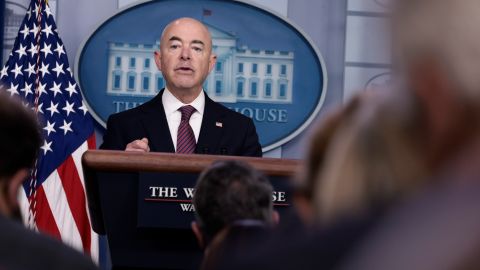 El secretario de Seguridad Nacional, Alejandro Mayorkas, anunció este viernes que ya no hay migrantes haitianos debajo del puente en Del Río, en Texas.