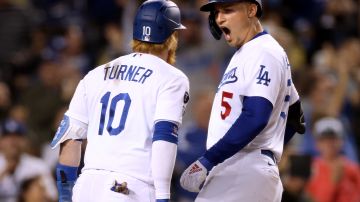 Corey Seager (der.) eufórico tras batear el cuarto jonrón de los Dodgers en la 8a. entrada.