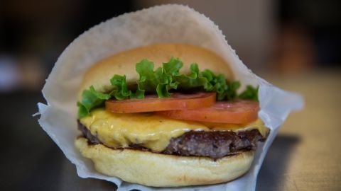 Día Nacional de la Hamburguesa con Queso-GettyImages-453780980.jpeg