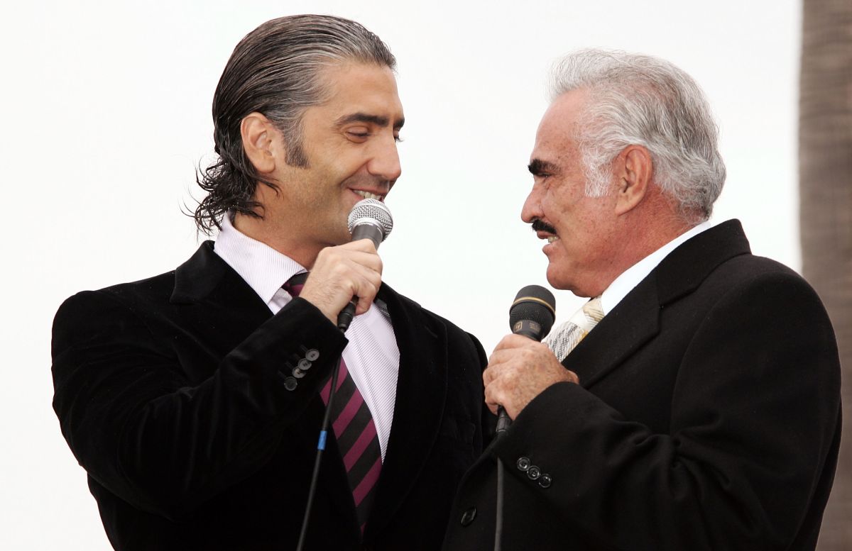 Alejandro Fernández cries in full concert after remembering his father, Don Vicente Fernández