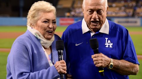 Jo y Tommy Lasorda antes de un juego de los Dodgers en 2016.