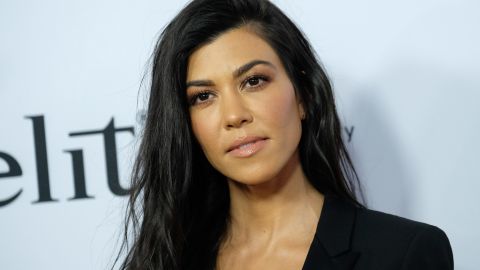 Kourtney Kardashian se roba las miradas con sexy atuendo de encaje