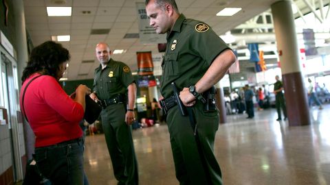 Agentes de CBP chequean la nacionalidad de una pasajera de Greyhound.