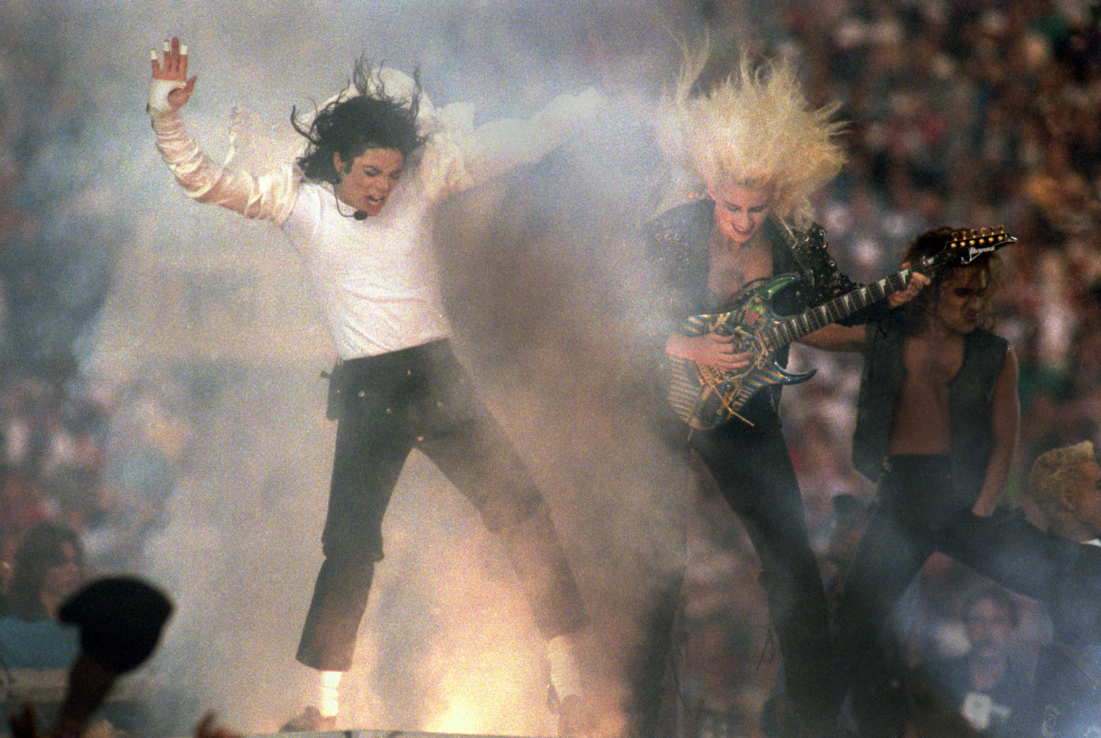 PASADENA, CA - JANUARY 31: Michael Jackson performs during the Halftime show as the Dallas Cowboys take on the Buffalo Bills in Super Bowl XXVII at Rose Bowl on January 31, 1993 in Pasadena, California.  The Cowboys won 52-17.  (Photo by George Rose / Getty Images)