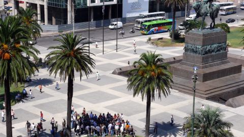 VIDEO: Un hombre se prendió fuego por razones desconocidas en una plaza en Uruguay