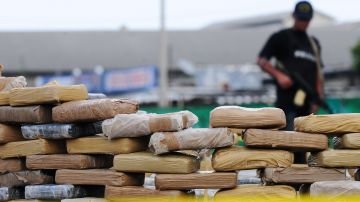 A Panamanian National Police member guards cocaine packages in Panama City on March 11, 2008, after a 1,572 kg cargo seizure in the Pacific Ocean last Sunday. AFP PHOTO / Elmer MARTINEZ (Photo credit should read ELMER MARTINEZ/AFP via Getty Images)