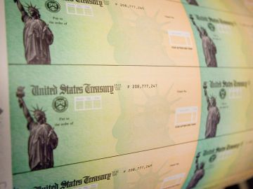 Cheque de estímulo y las ayudas al desempleo ayudaron a reducir la pobreza en Estados Unidos en 2020-GettyImages-810276261.jpg