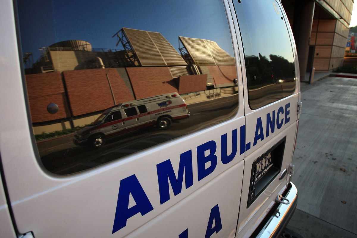 Paramédicos trasladaron a un hospital local a una persona que resultó con quemaduras.