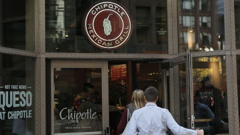 Un cliente de Chipotle se enojó y sacó una pistola al pedirle que hiciera su su pedido en línea-GettyImages-866378012.jpg