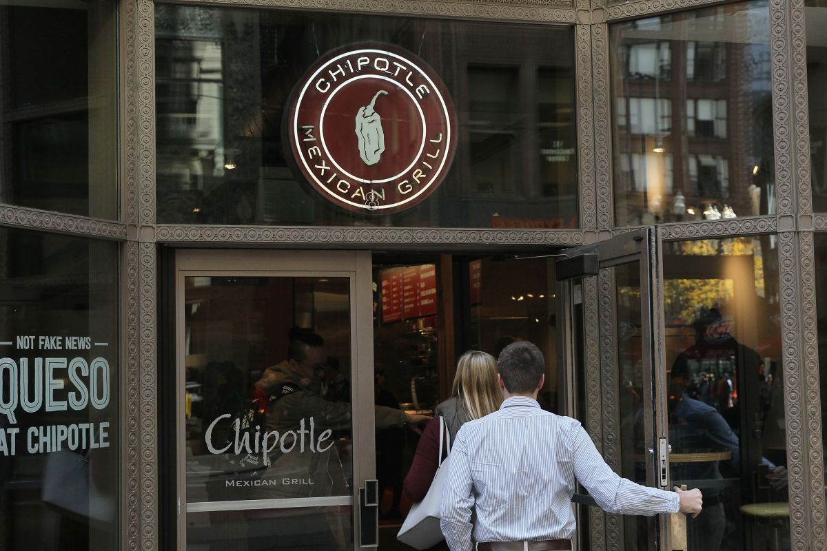 Una clienta de Chipotle se enojó y sacó una pistola luego de que le