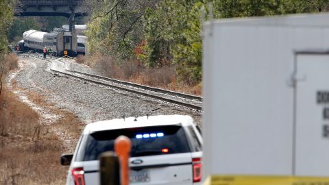 Autoridades reportaron más de 50 lesionados al descarrilarse el tren de Amtrak.