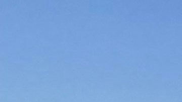 Robert Montalvo camina todos los días en la vereda al lado del río Los Ángeles. (Cortesía)