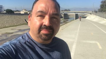 Robert Montalvo camina todos los días en la vereda al lado del río Los Ángeles. (Cortesía)
