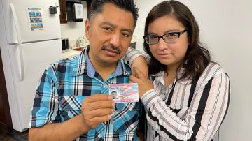 Héctor Solís con su hija Karen, ya respira tranquila tras obtener su residencia permanente en EE UU. (Paulina Herrera/cortesía)
