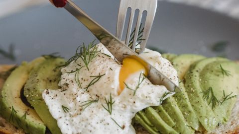 huevo sobre tostada con aguacate