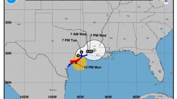 Nicholas se convirtió oficialmente en un huracán de categoría 1 en las costas del Texas con vientos máximos sostenidos de hasta 120 kilómetros por hora.