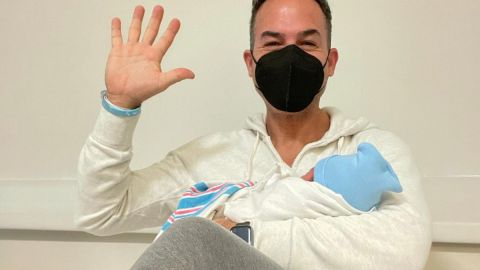 Carlos Calderón presenta a su bebé