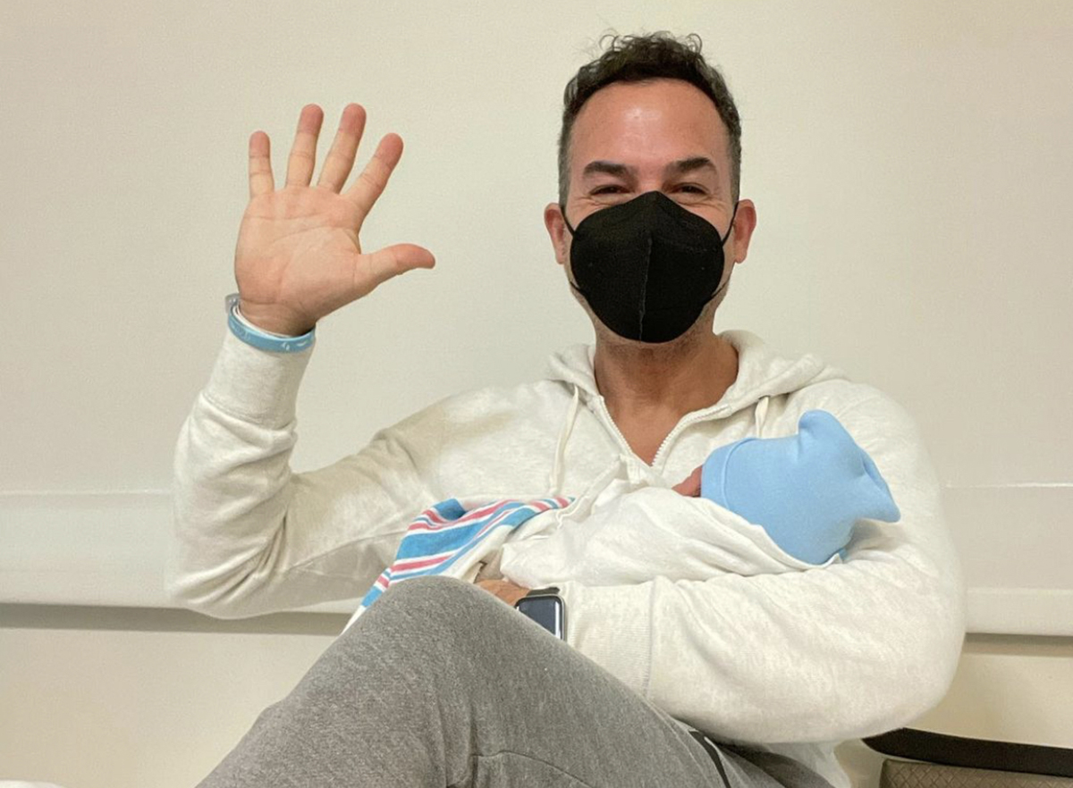 Carlos Calderón presenta a su bebé.