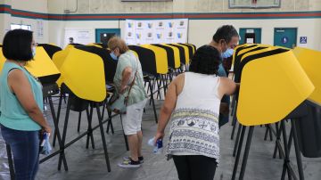 Miembros de la comunidad latina salen a votar.