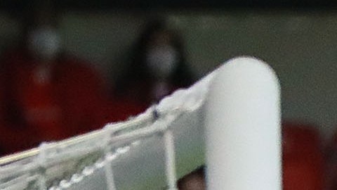 Óscar Haret Ortega remata para uno de los goles de los Diablos Rojos.