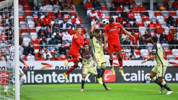 Óscar Haret Ortega remata para uno de los goles de los Diablos Rojos.