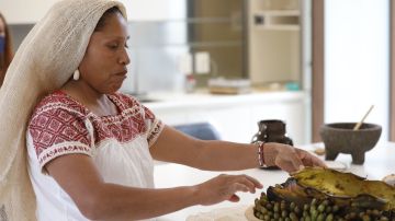 Inés de la Cruz al presentar su receta de Flor de maguey en asada con chinicuiles