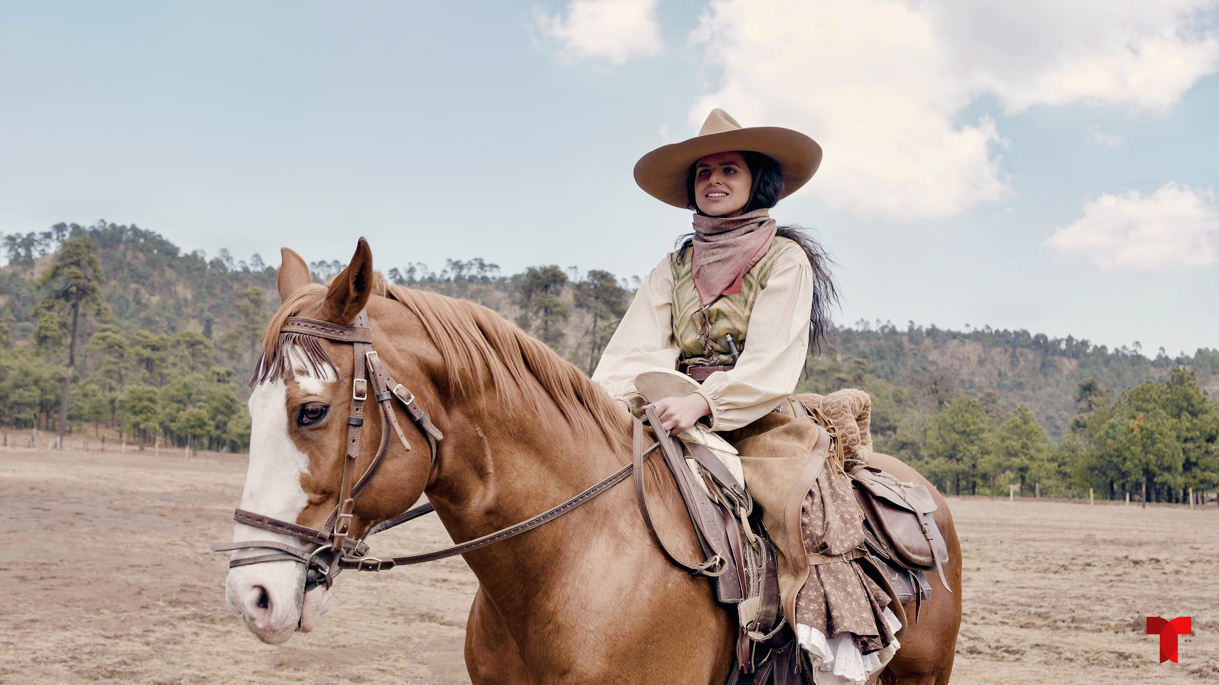 Isabella Castillo montada arriba de un caballo en su personaje de La China de 'Malverde: El Santo Patrón'