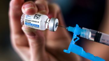 Johnson & Johnson afirma que dos dosis de su vacuna ofrece un 94% de protección contra COVID-19