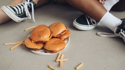 Jovenes comiendo hamburguesas
