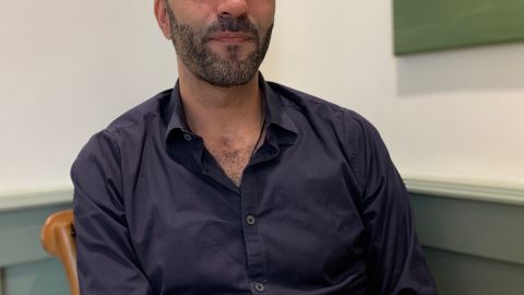 Simón Levy presenta su nuevo libro La Era Microglobal 2.0. (Araceli Martínez/La Opinión)