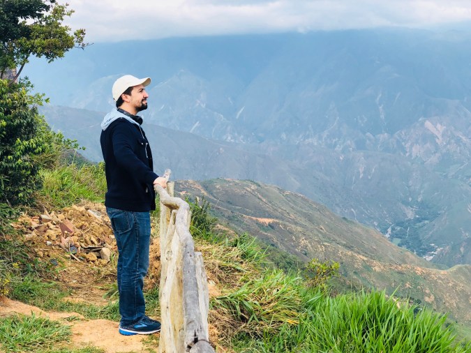 Lin-Manuel Miranda en Colombia durante el viaje de investigación para "Encanto".
