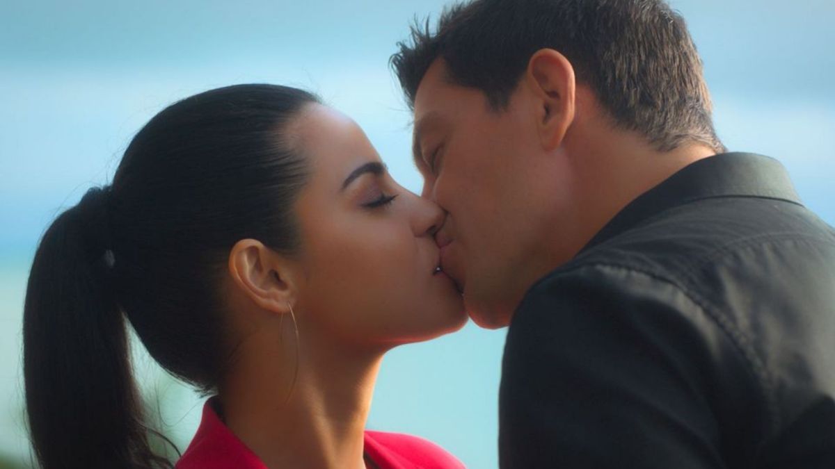 Maite Perroni and Yahir share a tremendous kiss and the networks turn on