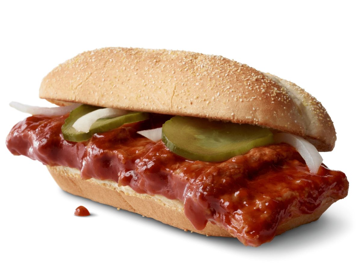 El McRib es uno de los sándwiches más icónicos de McDonald's y estará de vuelta en el menú.