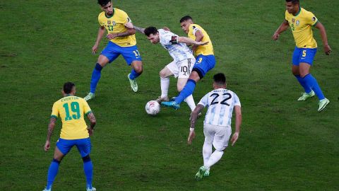 Messi viene de realizar un partido dinámico en Venezuela y recibió un duro golpe.