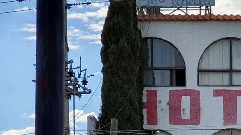 Comando armado irrumpe e hotel y secuestra a 22 migrantes y 16 mexicanos; embarazada y 2 niños entre víctimas