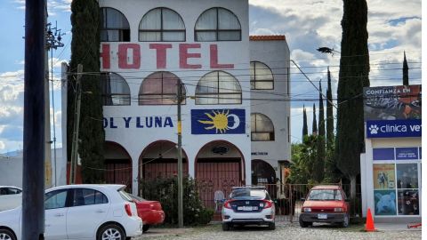Comando armado irrumpe e hotel y secuestra a 22 migrantes y 16 mexicanos; embarazada y 2 niños entre víctimas