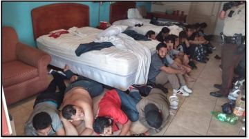 Dieciséis migrantes fueron hallados por la Patrulla Fronteriza en un hotel en Texas.