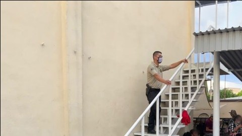 Más de 300 migrantes fueron hallados en una bodega por agentes federales mexicanos