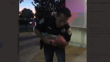 El oficial García en acción para salvarle la vida al bebé en Mountain View.
