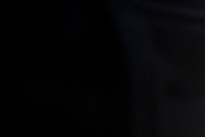 Foto de una persona cerca del Ford Mustang Mach-E