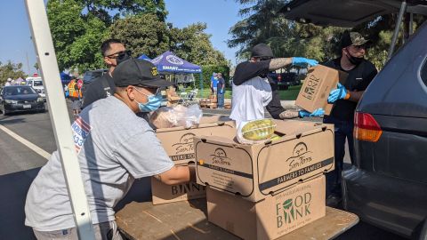 Trabajadores se unieron para repartir comida en Wilmington. (Jacqueline García/La Opinión)