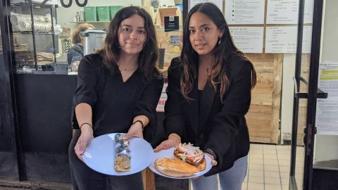 Laura (izq.) y Claudia Barrera son las dueñas de Burrito Break en el centro de Los Ángeles. Foto: Jacqueline García.